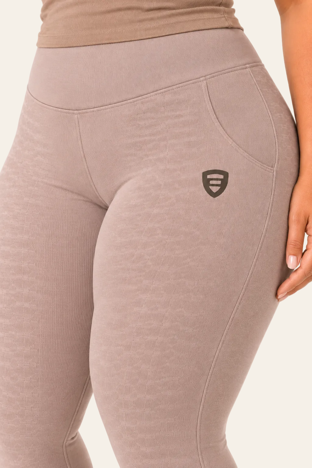 Casual women's track pants with tapered legs and side pockets