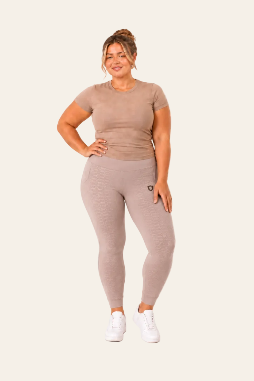 Casual women's track pants with tapered legs and side pockets