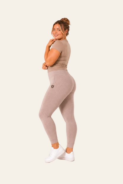 Casual women's track pants with tapered legs and side pockets