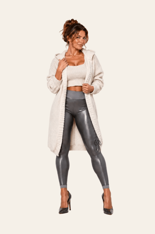 Vooraanzicht van beige LMB Boutique damesvest met capuchon, losse pasvorm en LOVE-embleem.