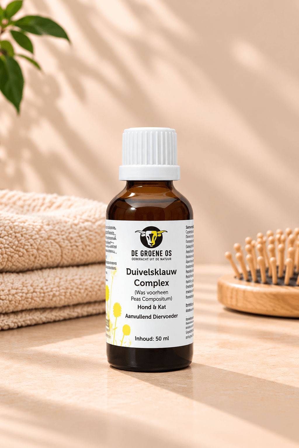 De Groene Os Duivelsklauw Complex 50 ml op lichte beige ondergrond met zachte handdoeken en houten hondenborstel.