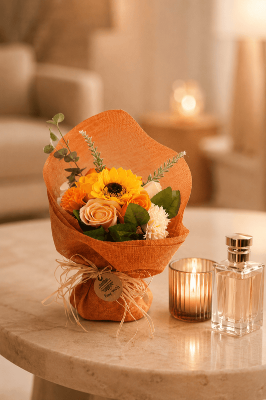 Decoratief staand boeket van oranje zeepbloemen op een beigen beige salontafel