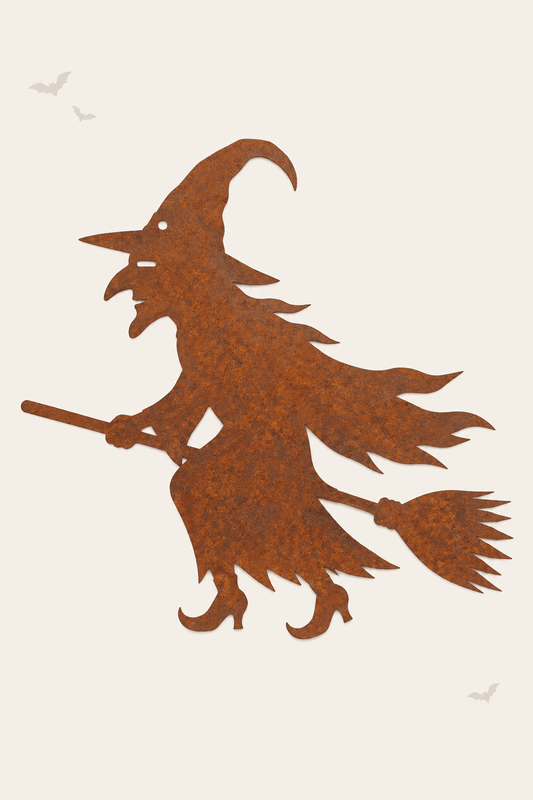 Decoratieve heks in roestig metaal voor halloween tuin en huis om op te hangen
