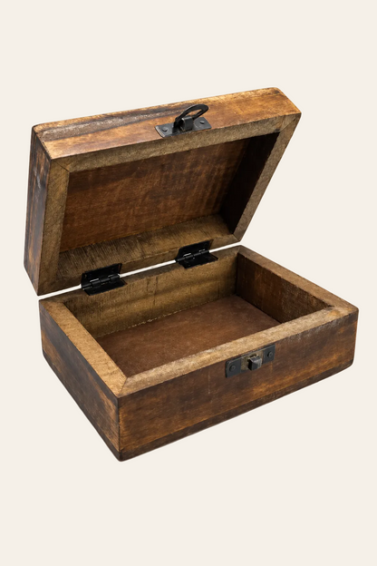 Geopende houten opbergdoos Trad Pattern van 15x10x6 cm met donkerbruin hout, metalen sluiting en zichtbaar opbergvak op een neutrale lichtbeige achtergrond.