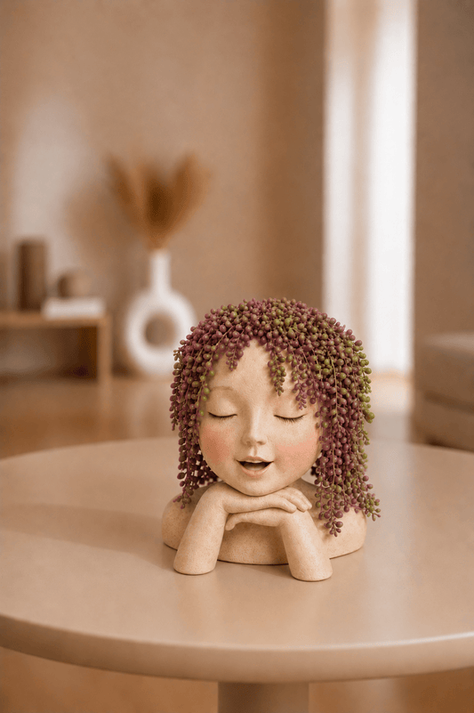 Decoratieve plantengezicht bloempot van mediterende vrouw op een tafeltje n de woonkamer
