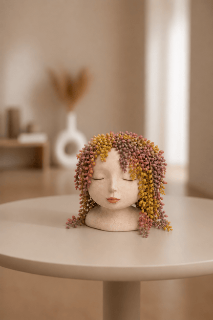 Decoratieve plantengezicht bloempot van vrouw met gesloten ogen in beige kleur
