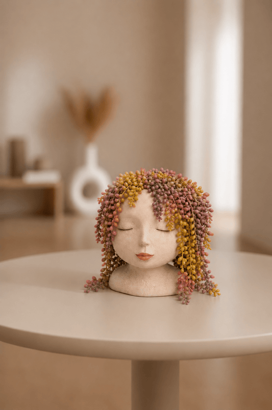 Decoratieve plantengezicht bloempot van vrouw met gesloten ogen in beige kleur

