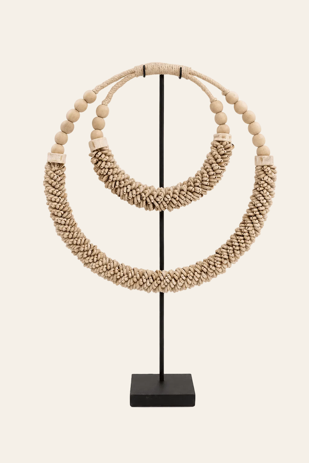 Decoratieve schelpenketting op standaard naturel op een licht beige achtergrond als een productfoto