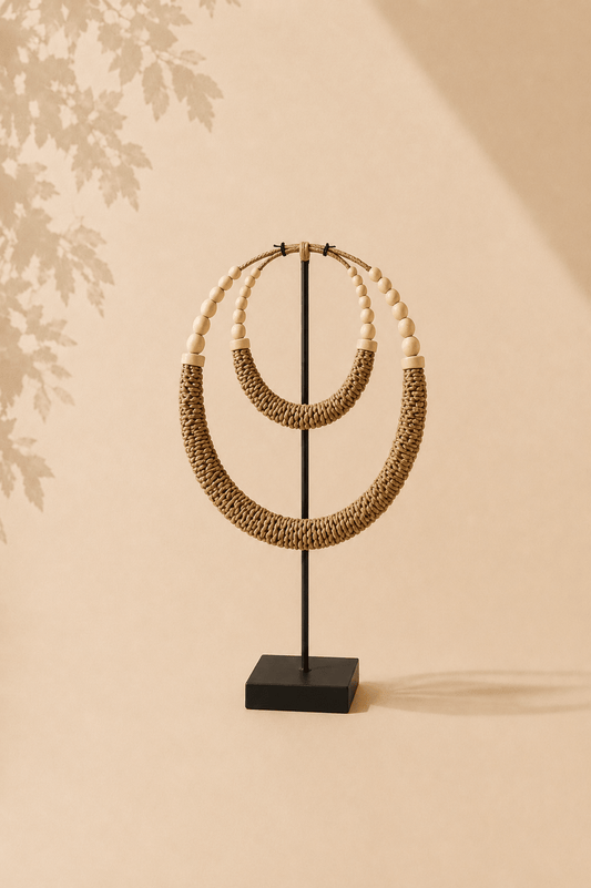 Decoratieve schelpenketting op standaard naturel op beige gebladerde achtergrond