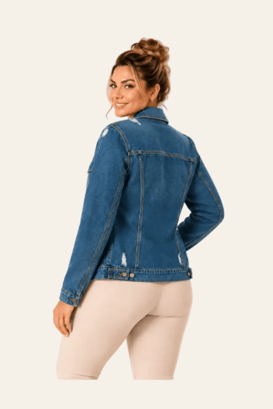 Achteraanzicht van denim damesjasje met destroyed details en lange mouwen.