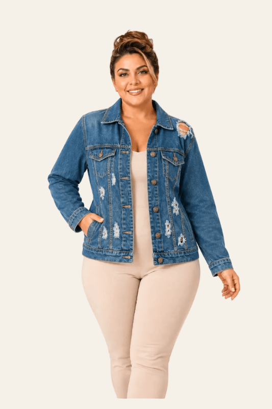 Vooraanzicht van blauw denim damesjasje met destroyed details en knoopsluiting.