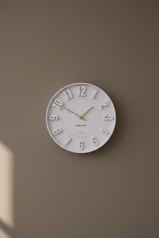 Design wandklok met grote cijfers in 3D hangend aan een donkerbeige muur