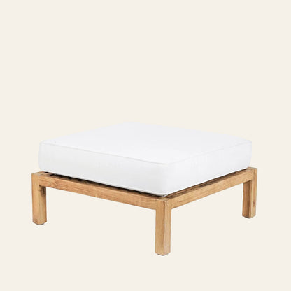 Handgemaakte Moyo modulaire poef van teakhout in een lichtbeige achtergrond 
