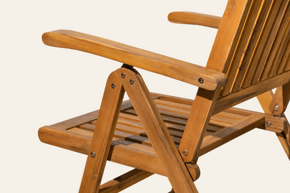 Detail van de armleuning en het verstelmechanisme van een vijfvoudig verstelbare tuinarmstoel van massief acaciahout
