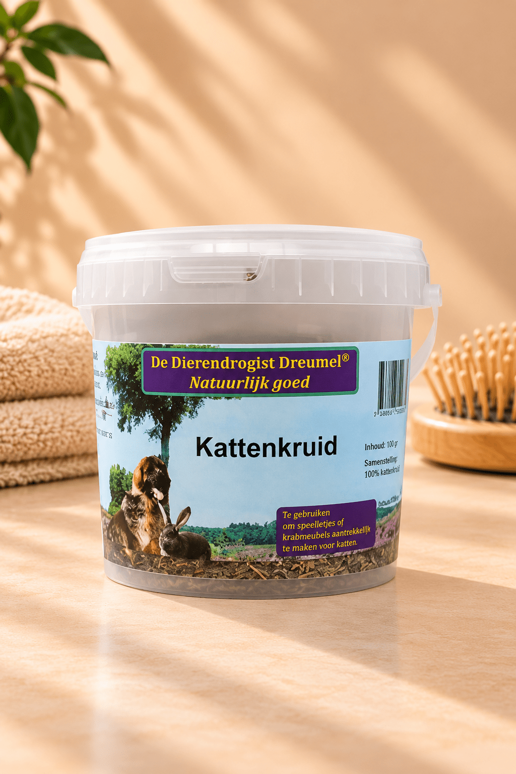 Dierendrogist natuurlijk kattenkruid 100 gram in kunststof emmertje op lichtbeige ondergrond met handdoeken en houten borstel.