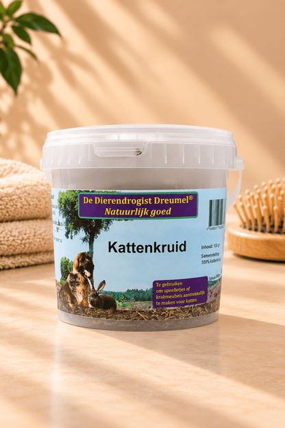 Dierendrogist natuurlijk kattenkruid 100 gram in kunststof emmertje op lichtbeige ondergrond met handdoeken en houten borstel.