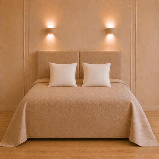 Opgemaakt bed met twee witte verstelbare Discovery+ hoofdkussens van 60 × 60 cm in een warme slaapkamer