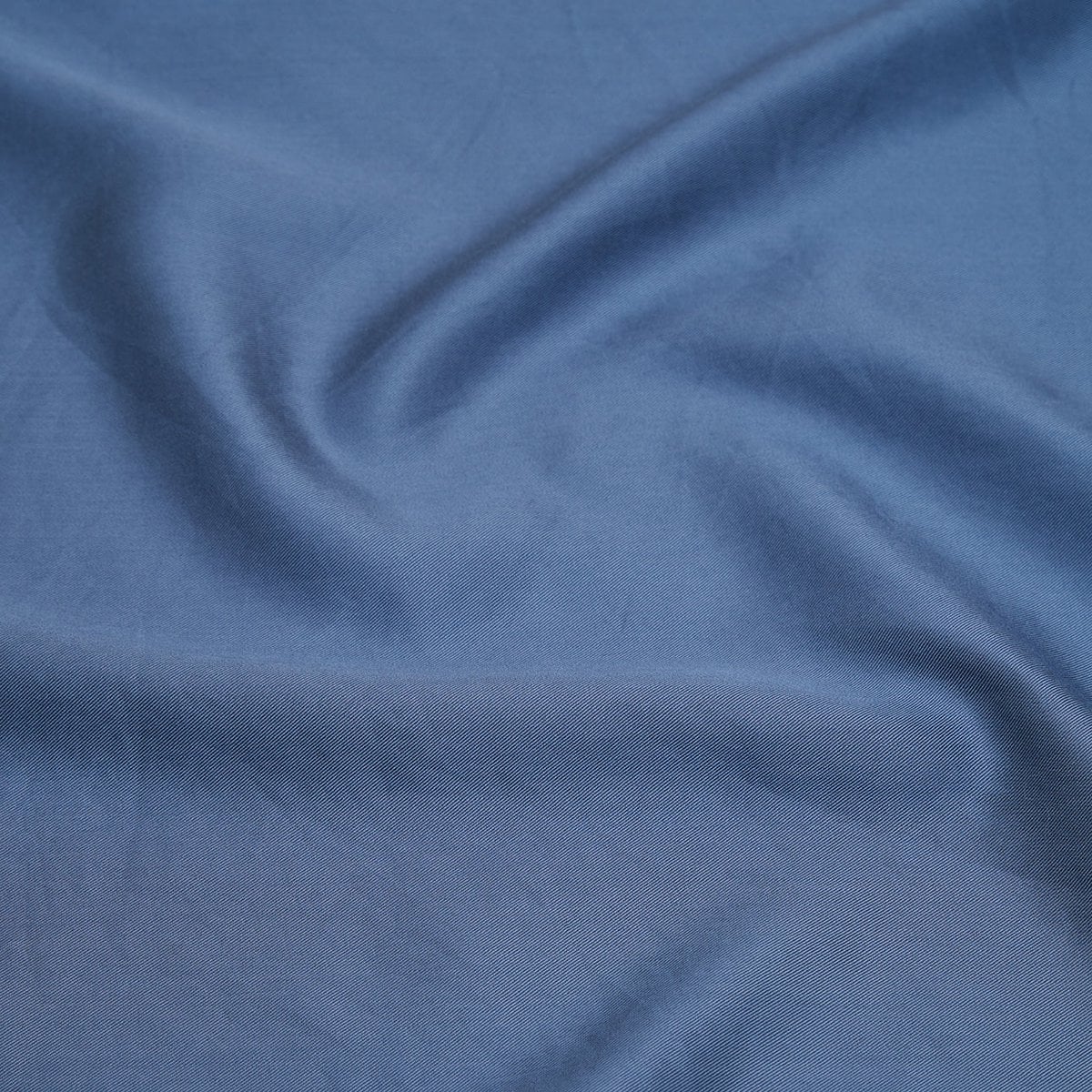 Detail van het donkerblauwe TENCEL Lyocell dekbedovertrek met een zachte, matte twillstructuur