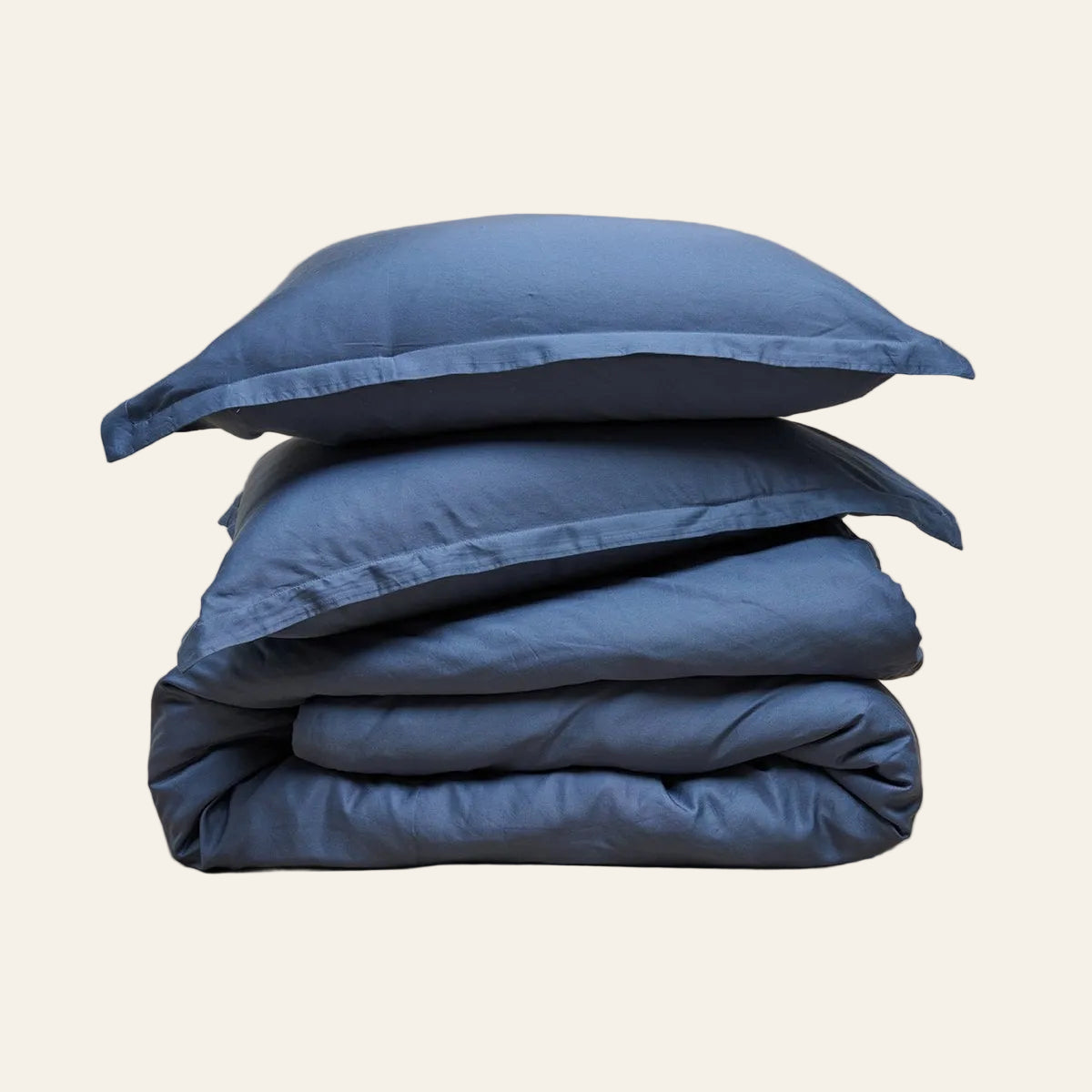 Opgevouwen donkerblauwe TENCEL Lyocell beddengoedset met dekbedovertrek en bijpassende kussenslopen