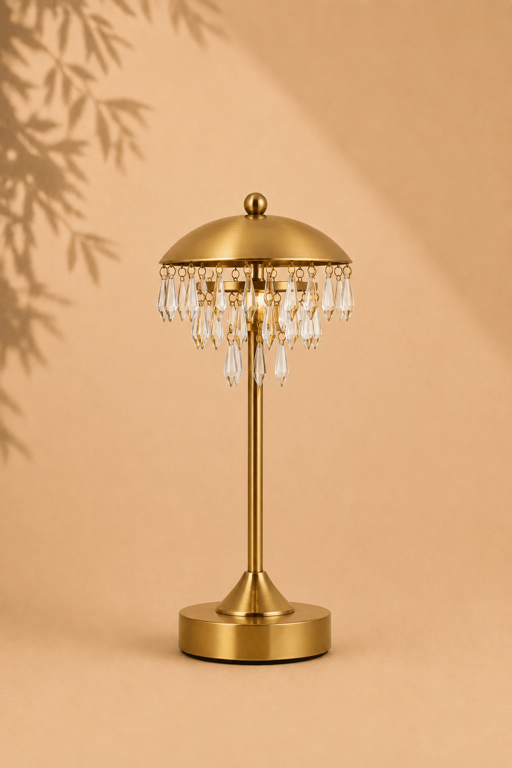Draadloze dimbare LED-tafellamp in goud op een beige gebladerde achtergrond