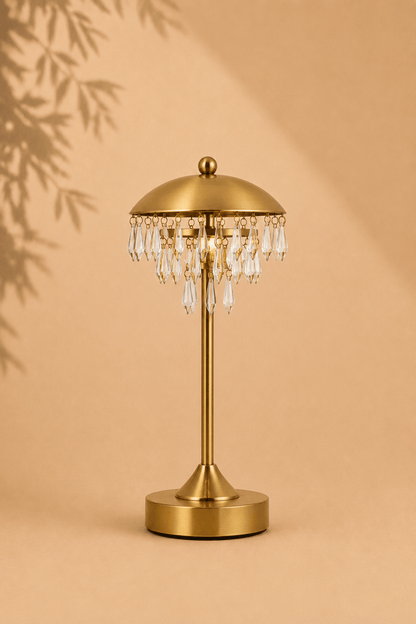 Draadloze dimbare LED-tafellamp in goud op een beige gebladerde achtergrond