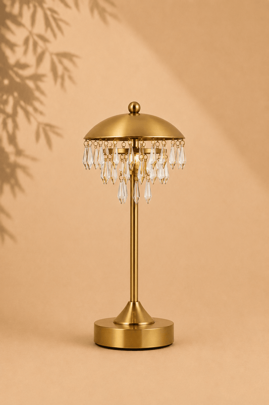 Draadloze dimbare LED-tafellamp in goud op een beige gebladerde achtergrond