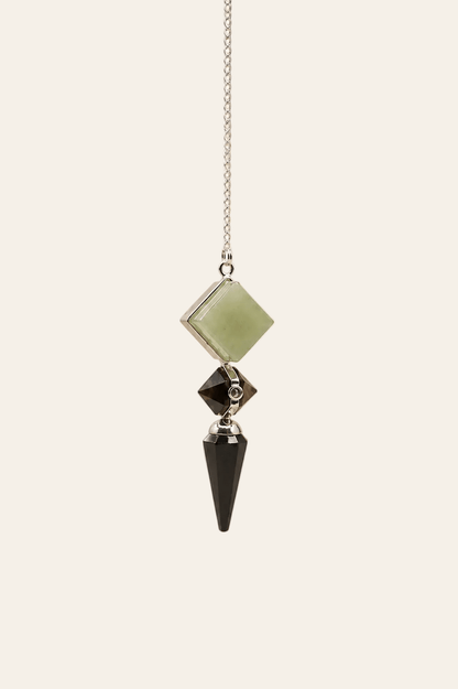 Drievoudige edelsteen pendel met zwarte agaat, groene aventurijn en tijgeroog op een licht beige achtergrond als productfoto