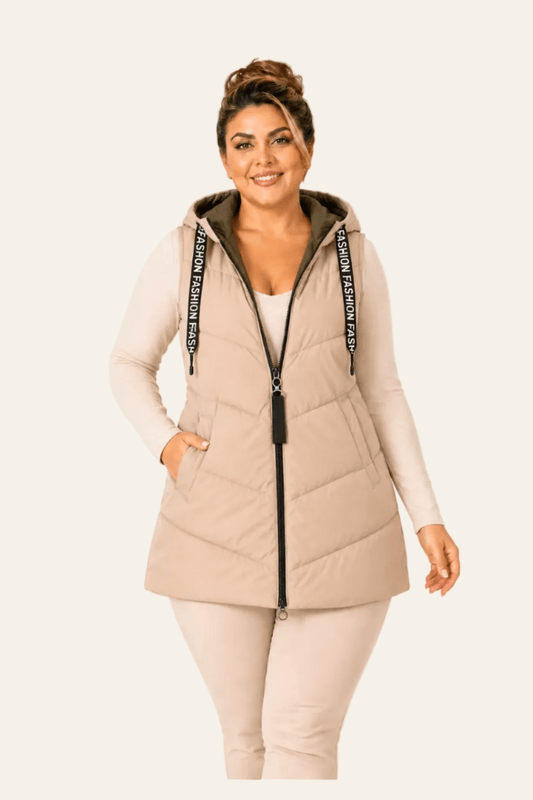 Vooraanzicht van dubbelzijdig gewatteerd damesgilet met capuchon.