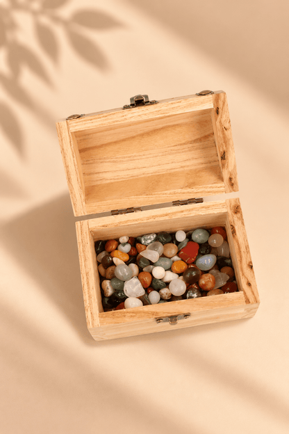 Edelsteen schatkistje met 100 gram kleurrijke trommelstenen mix in een houten kistje