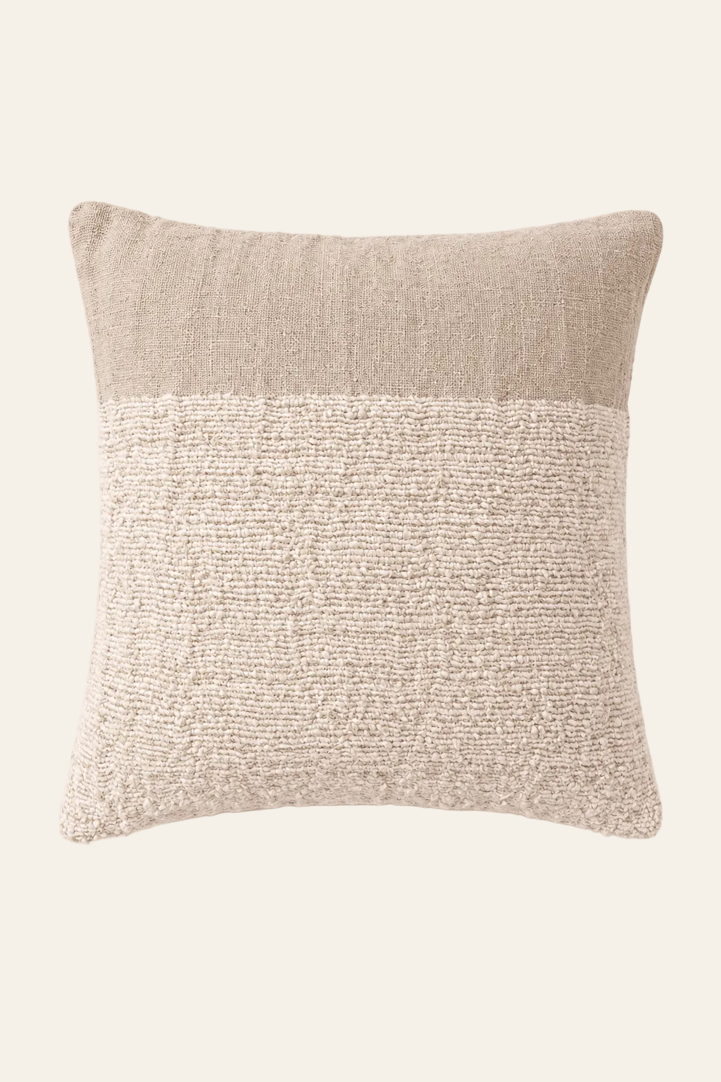 Edit kussenhoes in naturelkleur 50 × 50 cm, met aandacht voor materiaal, structuur en proportie.