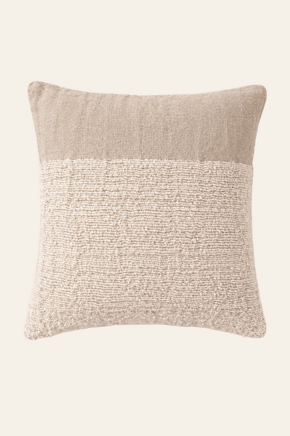 Edit kussenhoes in naturelkleur 50 × 50 cm, met aandacht voor materiaal, structuur en proportie.