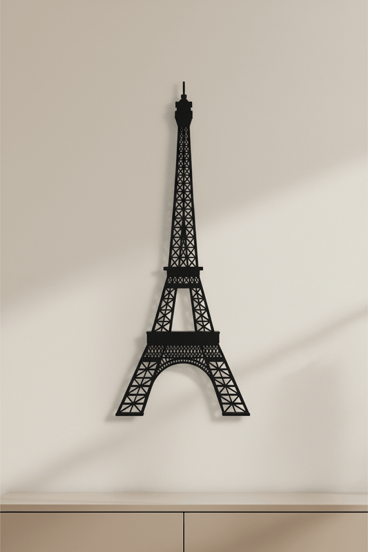 Eiffeltoren wanddecoratie bevestd boven een kast aan eenlictbeige muur