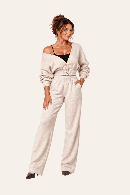 Vooraanzicht van LMB Boutique tweedelige damesset met V-hals en wijde broek.