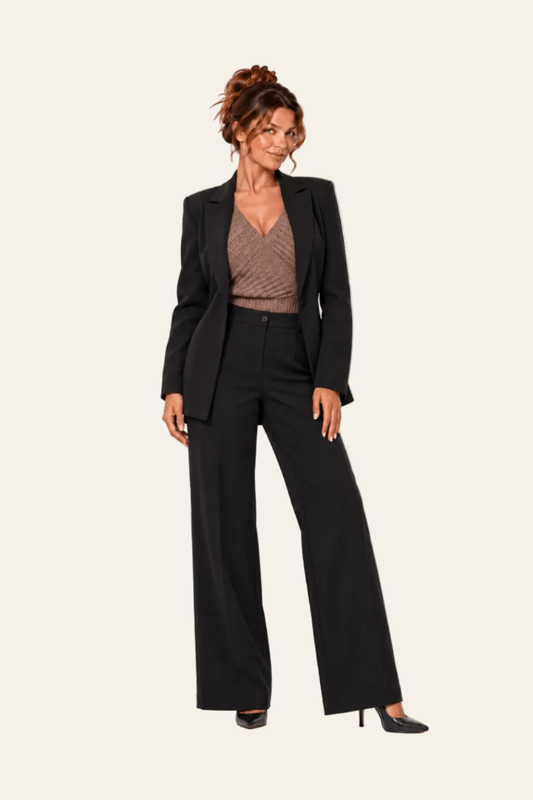 Vooraanzicht van zwarte LMB Boutique damesset met blazer en wijde palazzo broek.