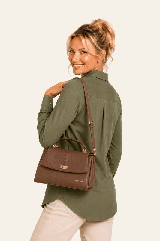 Achteraanzicht van Dames schoudertas in imitatieleer met ritssluiting en gouden details; zichtbaar: goudkleurige details en schoudermodel
