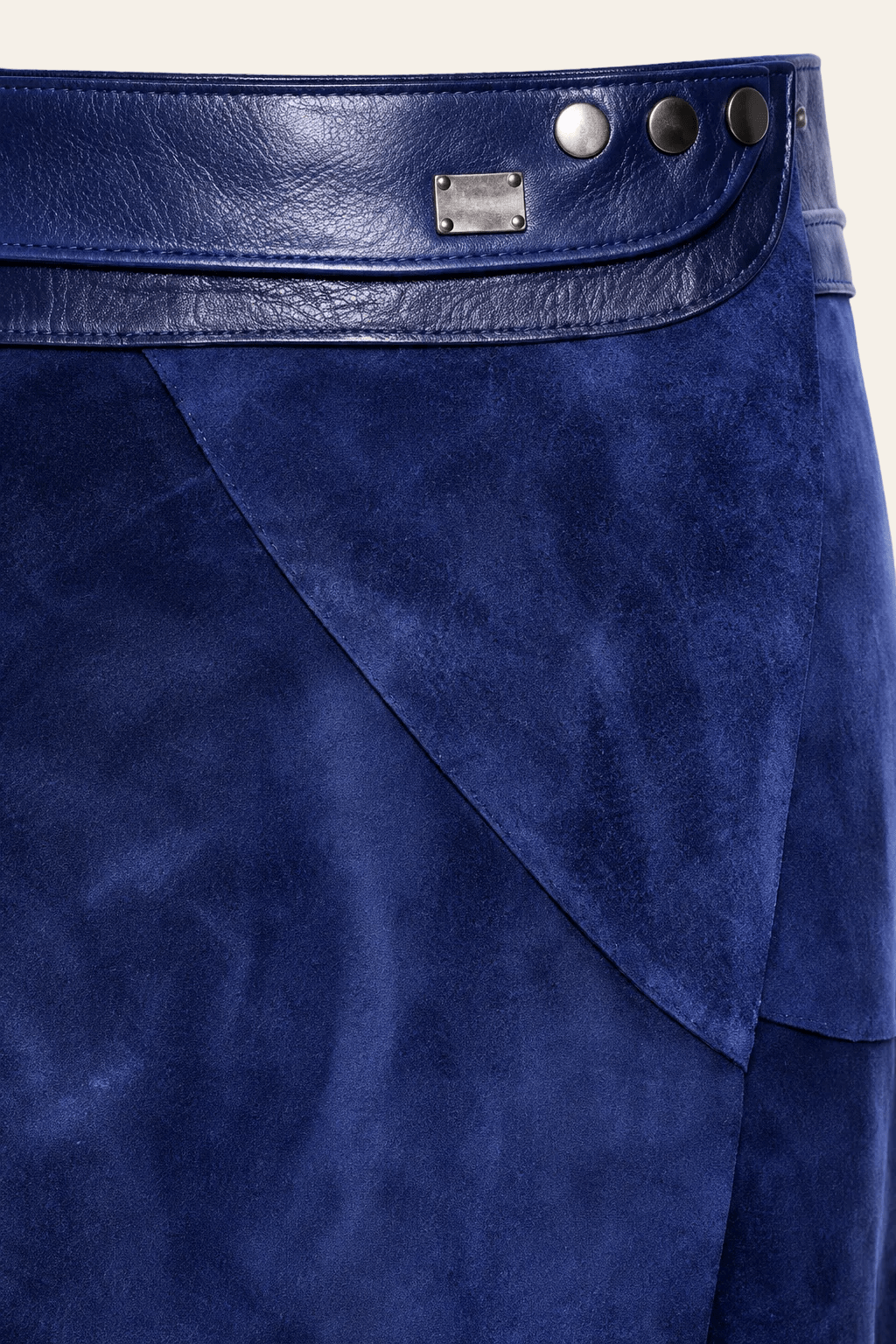 Enkellange overslagrok van suede met leren tailleband