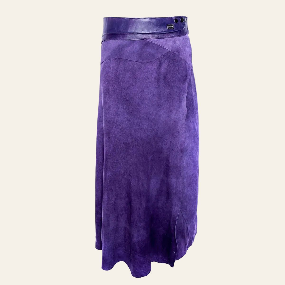 Enkellange overslagrok van suede met leren tailleband