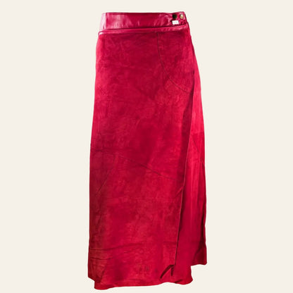 Enkellange overslagrok van suede met leren tailleband
