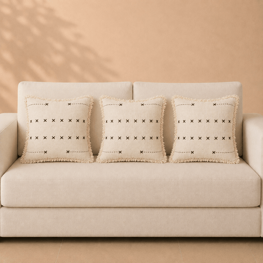 Detail van French kiss kussenhoes met zwarte kruisjes op naturel beige linnen