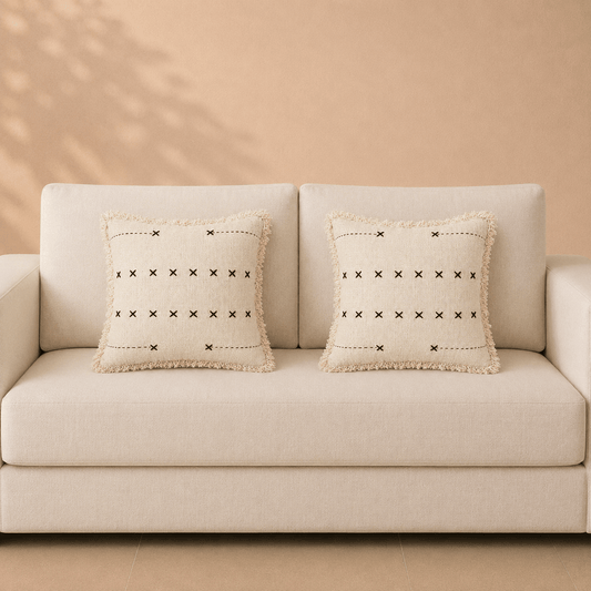 French kiss linnen kussenhoezen in naturel beige met zwarte kruisjes