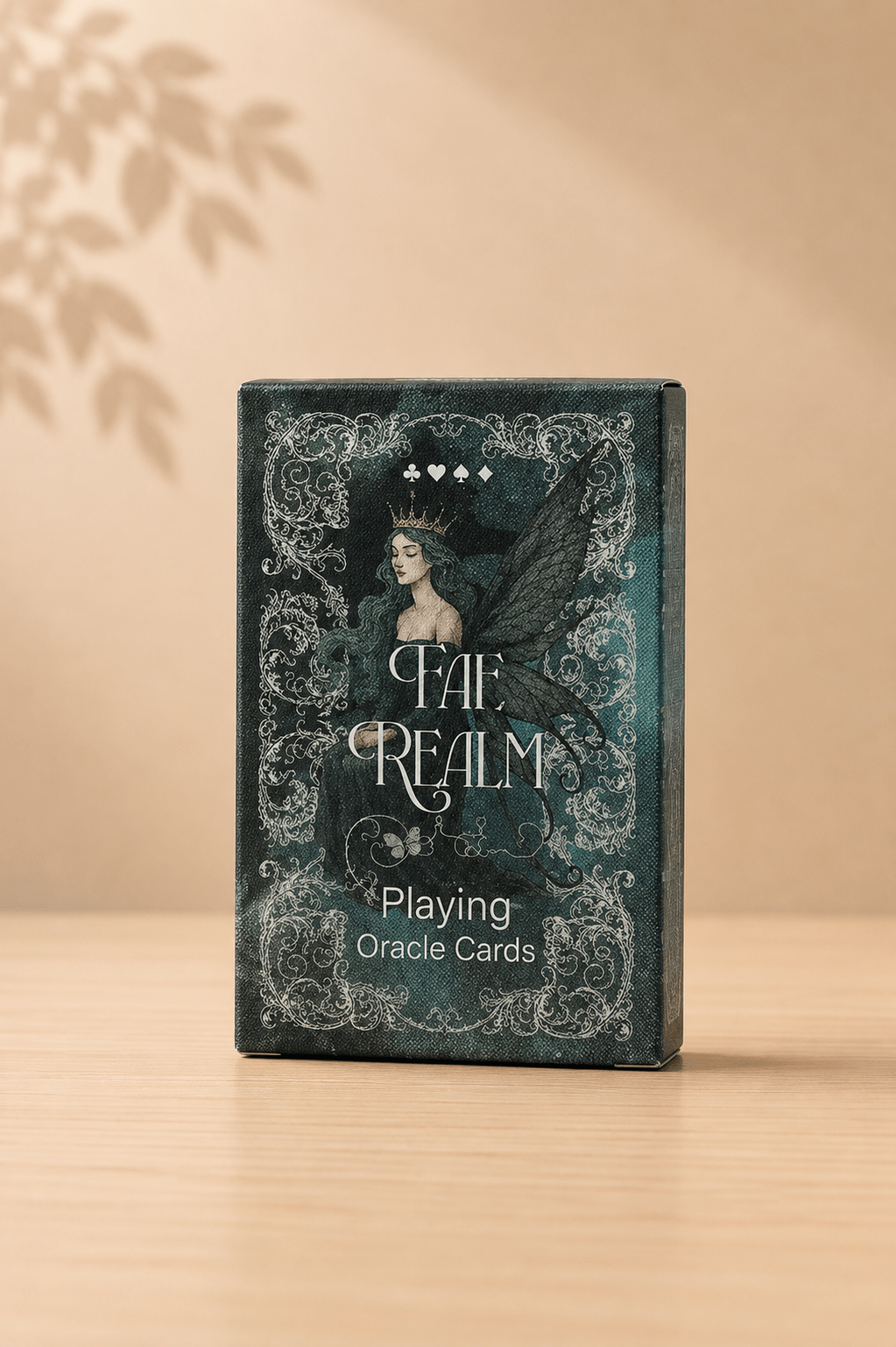 Fae Realm speel- en orakelkaarten – Fairy Theme op een beige gebladerde achtergrond
