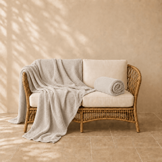 Famke fleece plaid in beigekleur 130 × 180 cm, met aandacht voor materiaal, structuur en proportie.