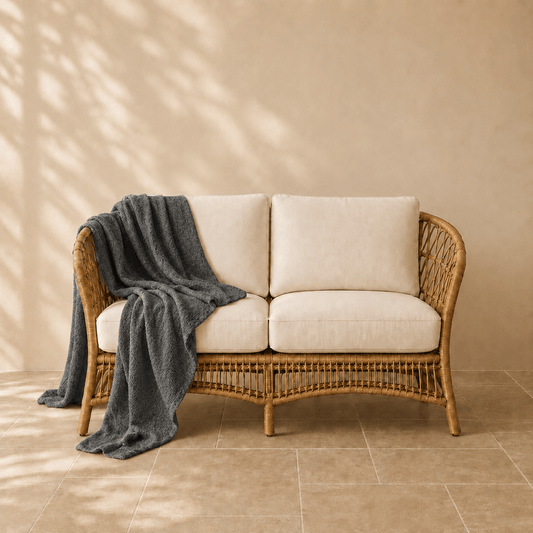 Famke fleece plaid in antracietkleur 130 × 180 cm, in een verzorgde woonsetting met zichtbare textuur en vorm.