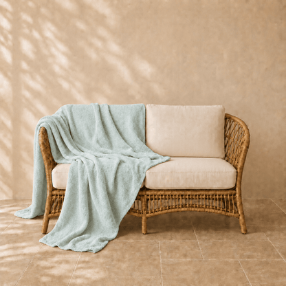 Famke fleece plaid in mintgroenkleur 130 × 180 cm, in een verzorgde woonsetting met zichtbare textuur en vorm.