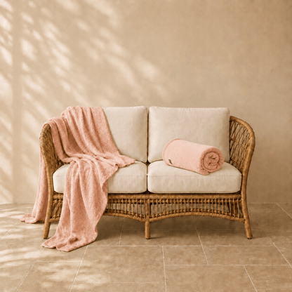 Famke fleece plaid in perzikkleur 130 × 180 cm, met aandacht voor materiaal, structuur en proportie.