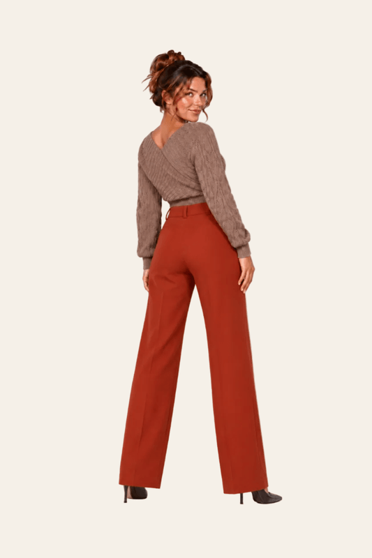 Achteraanzicht van terracotta LMB Boutique flared damesbroek met uitlopende pijpen.