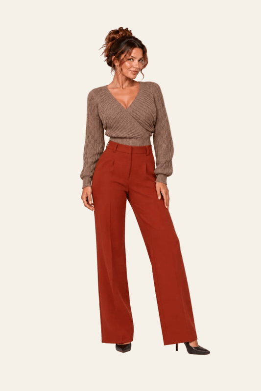 Vooraanzicht van terracotta LMB Boutique flared damesbroek met hoge taille.