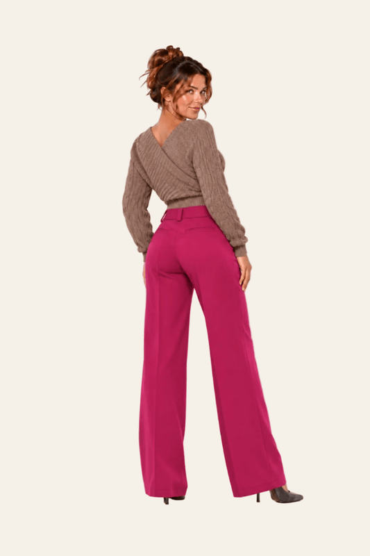 Achteraanzicht van violette LMB Boutique flared damesbroek met uitlopende pijpen.