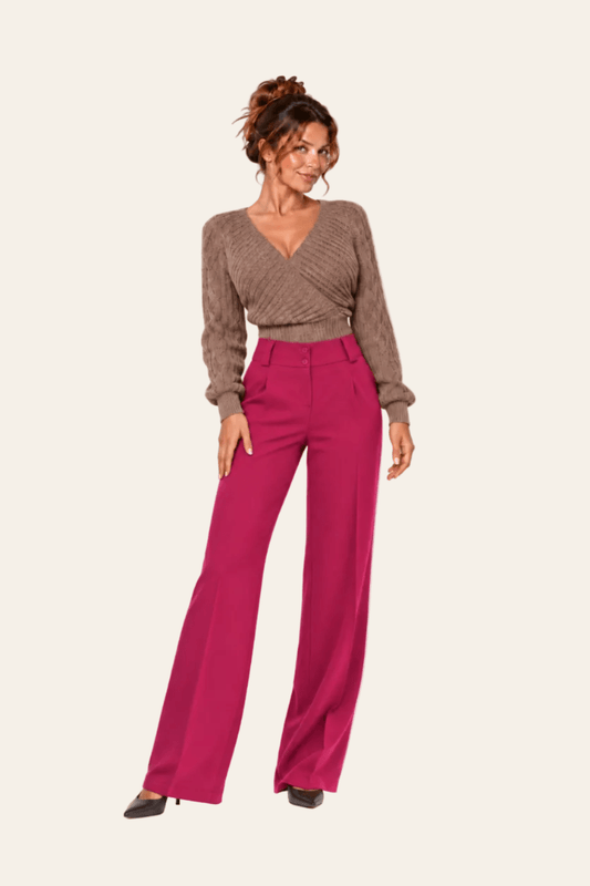 Vooraanzicht van violette LMB Boutique flared damesbroek met hoge taille en persvouwen.