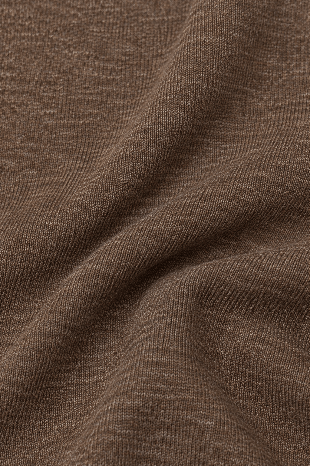 Detail van de stofstructuur van bruine high waist joggingbroek.